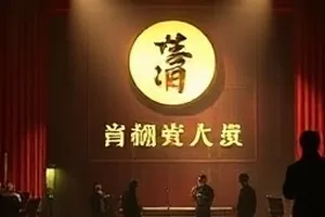 短剧《地铁终点站》空荡车厢里的清洁工