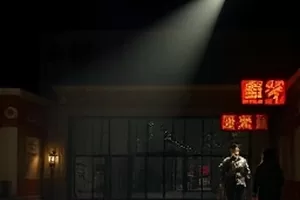 短剧《末班公交的灯》夜间公交车厢内景