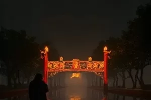 短剧《三分钟晚餐》灶台上的汤锅与暖黄灯光